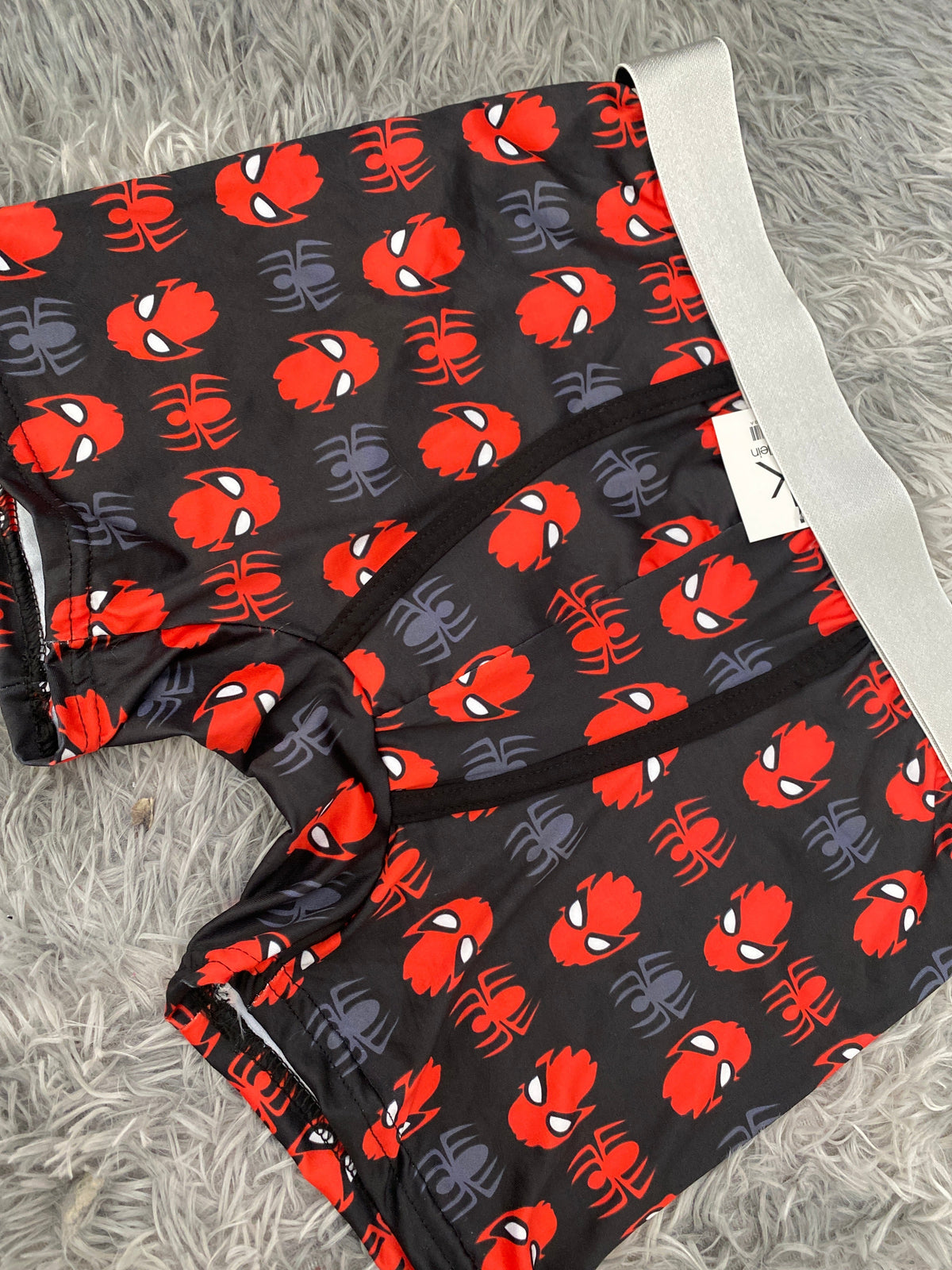Spiderman arañas gris y rojas fondo negro  Boxer De Hombre unitalla