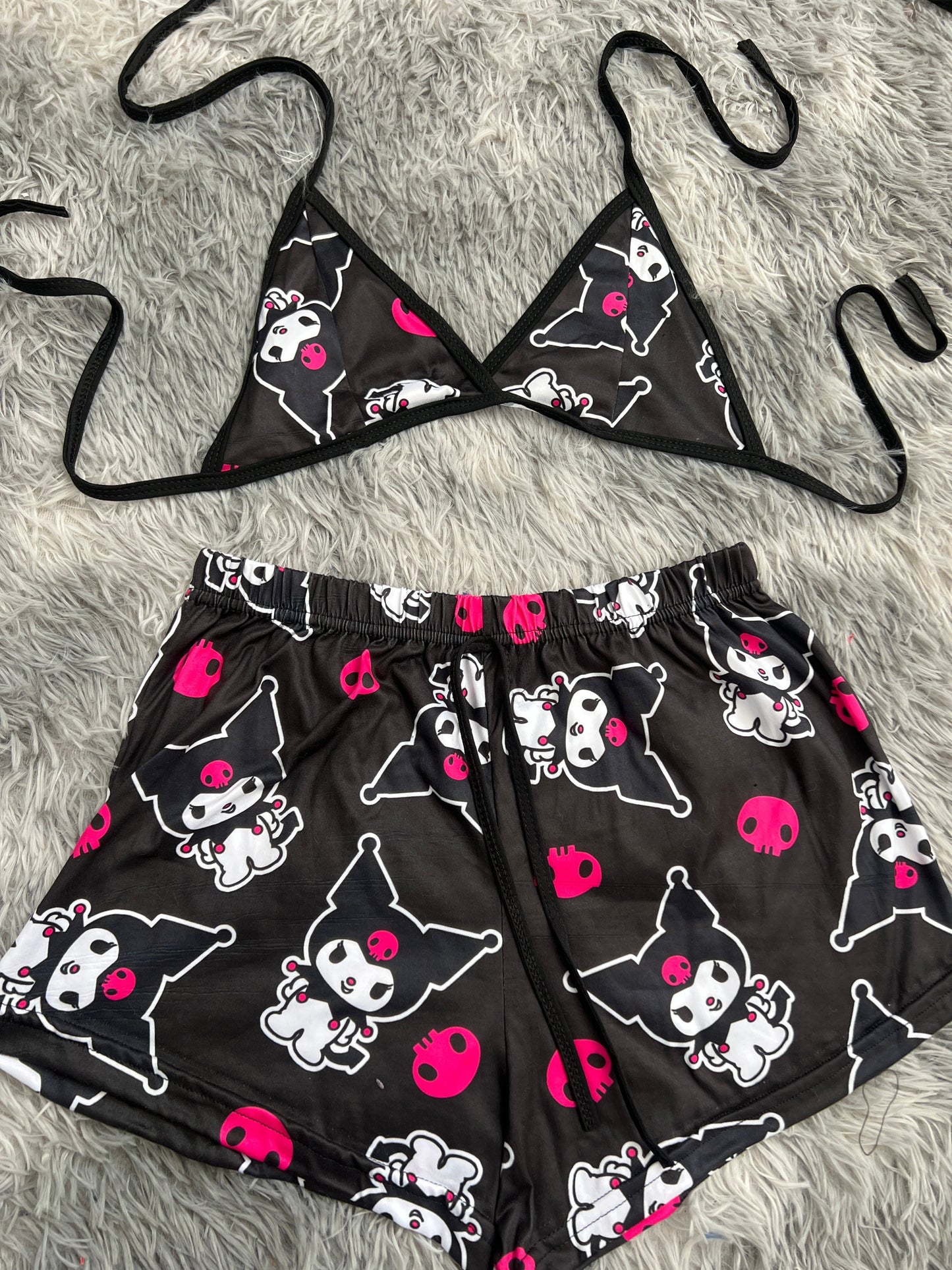 Kuromi calaveras rosas fondo negro top con short unitalla de brush