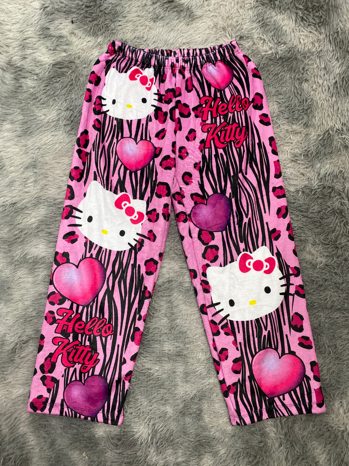 pijama de mujer pantalón afelpado de hello kitty rayas y corazones