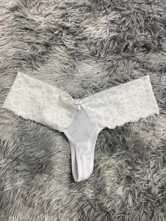 Tanga de dama con moño blanco