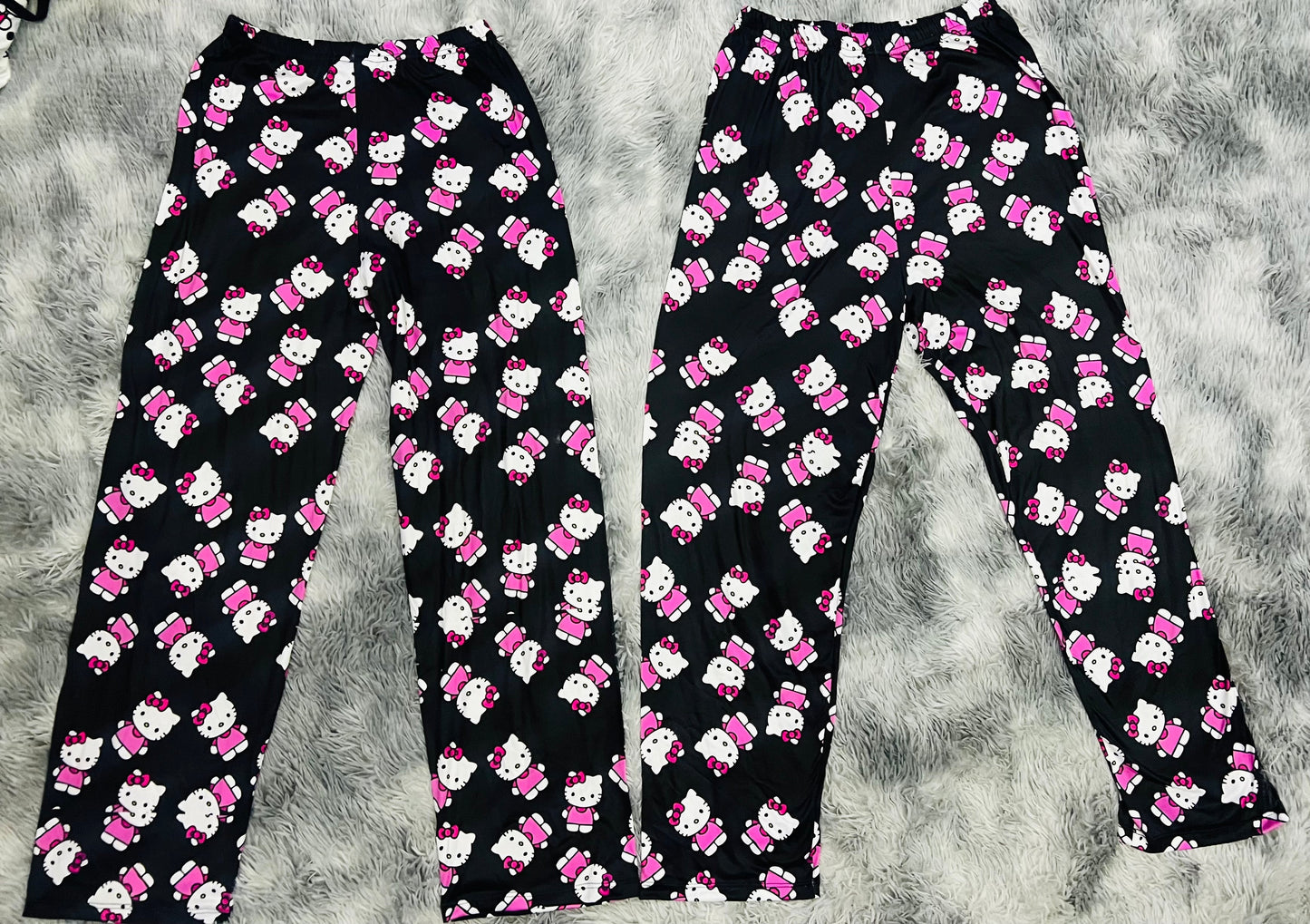 Hello Kitty Peluche Negro Duo de pijama afelpada.