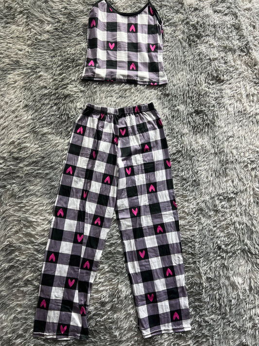 cuadros gris con corazones blusa con pantalón pijama de dama