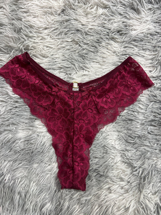 tanga de dama argolla detrás vino