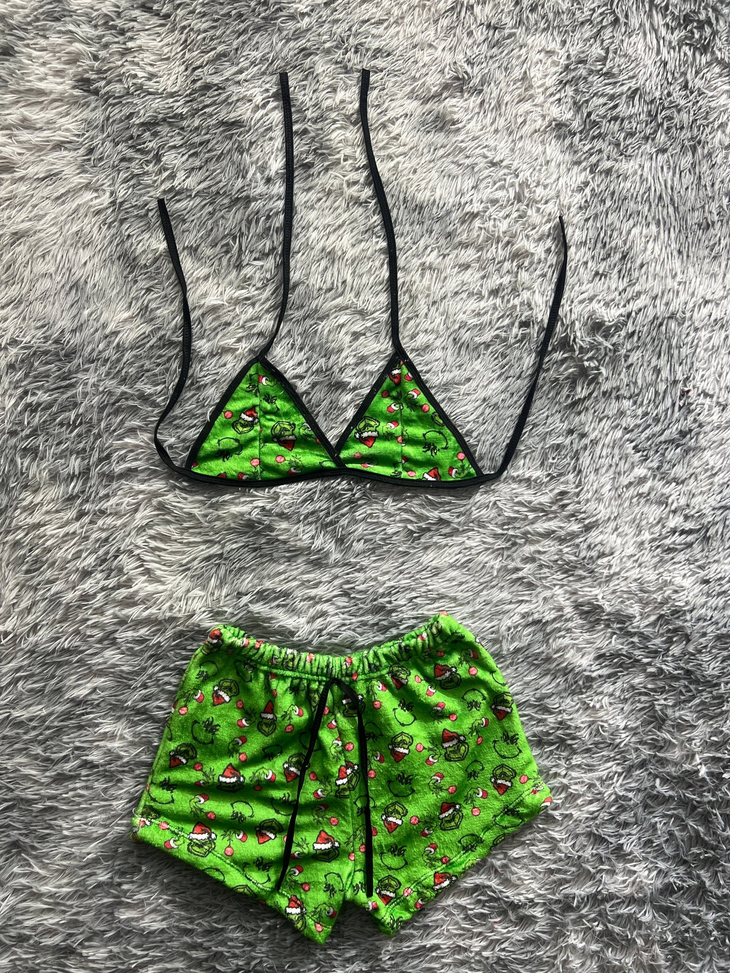 El grinch navideño fondo verde esferas top con short unitalla de afelpada