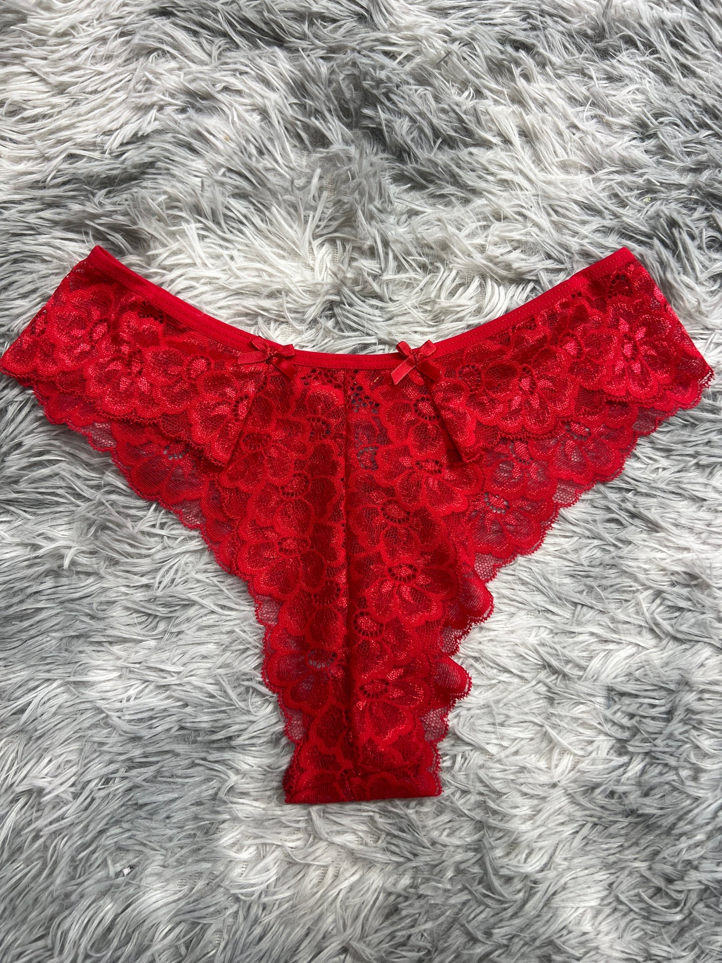 tanga de dama argolla detrás rojo