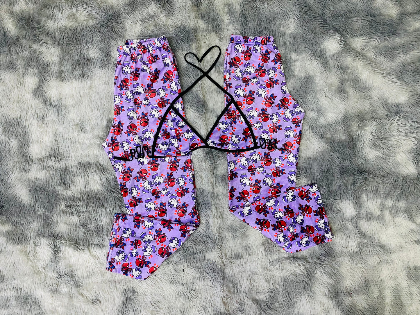 Kitty y Spiderman (Fondo Morado) pijama afelpada duo