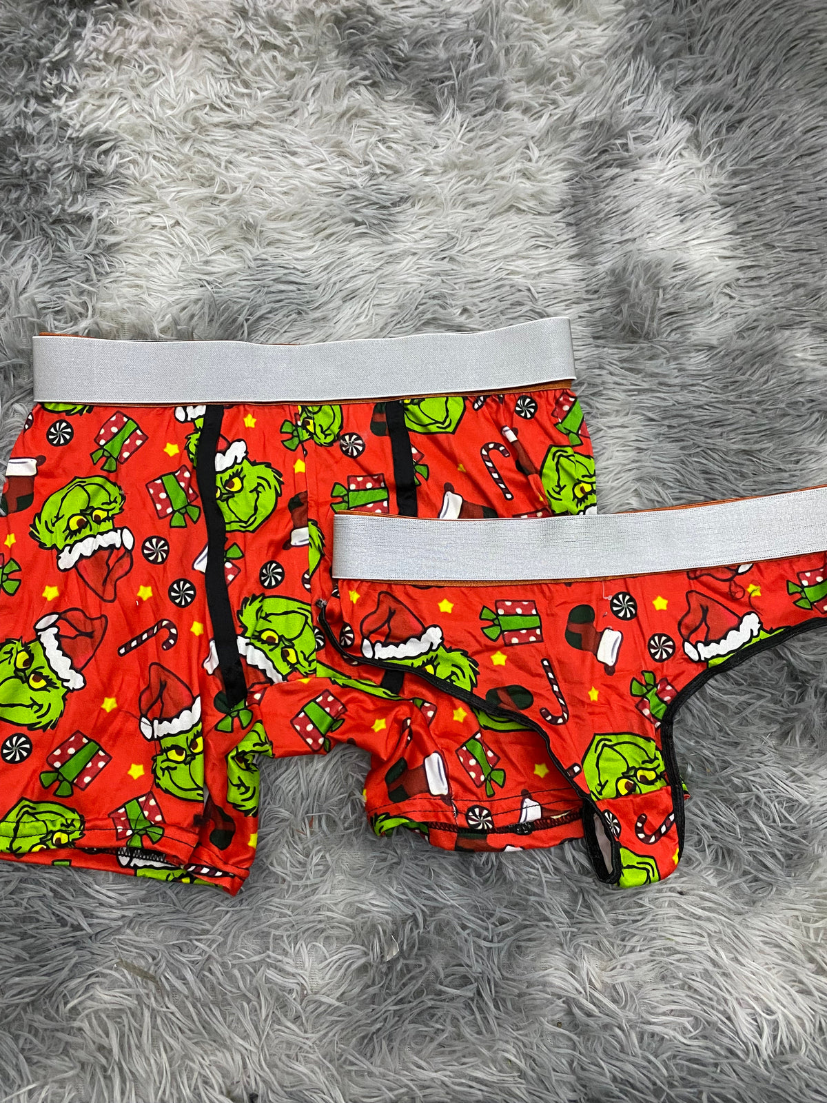 Grinch regalo fondo rojo Dúo unitalla