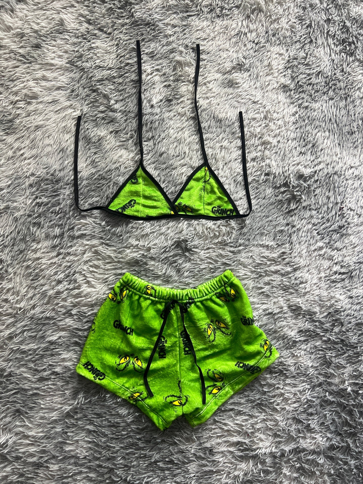 El grinch cara fondo verde top con short unitalla de afelpada