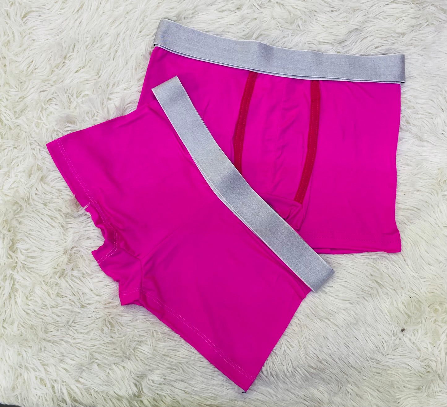 Boxer con boxer en color rosa.