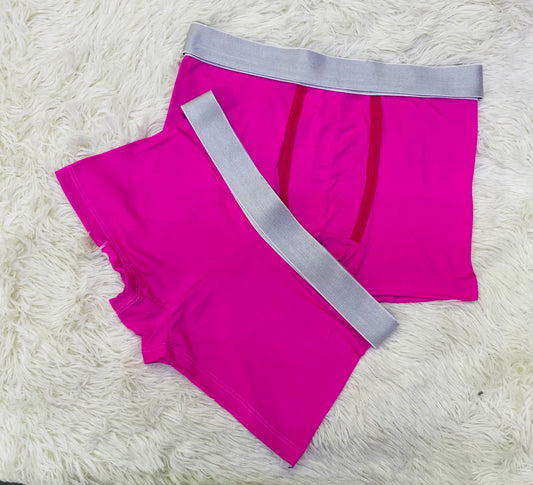 Boxer con boxer en color rosa.