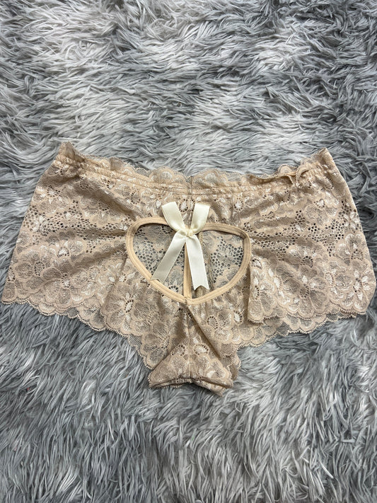 cachetero con corazón atrás beige
