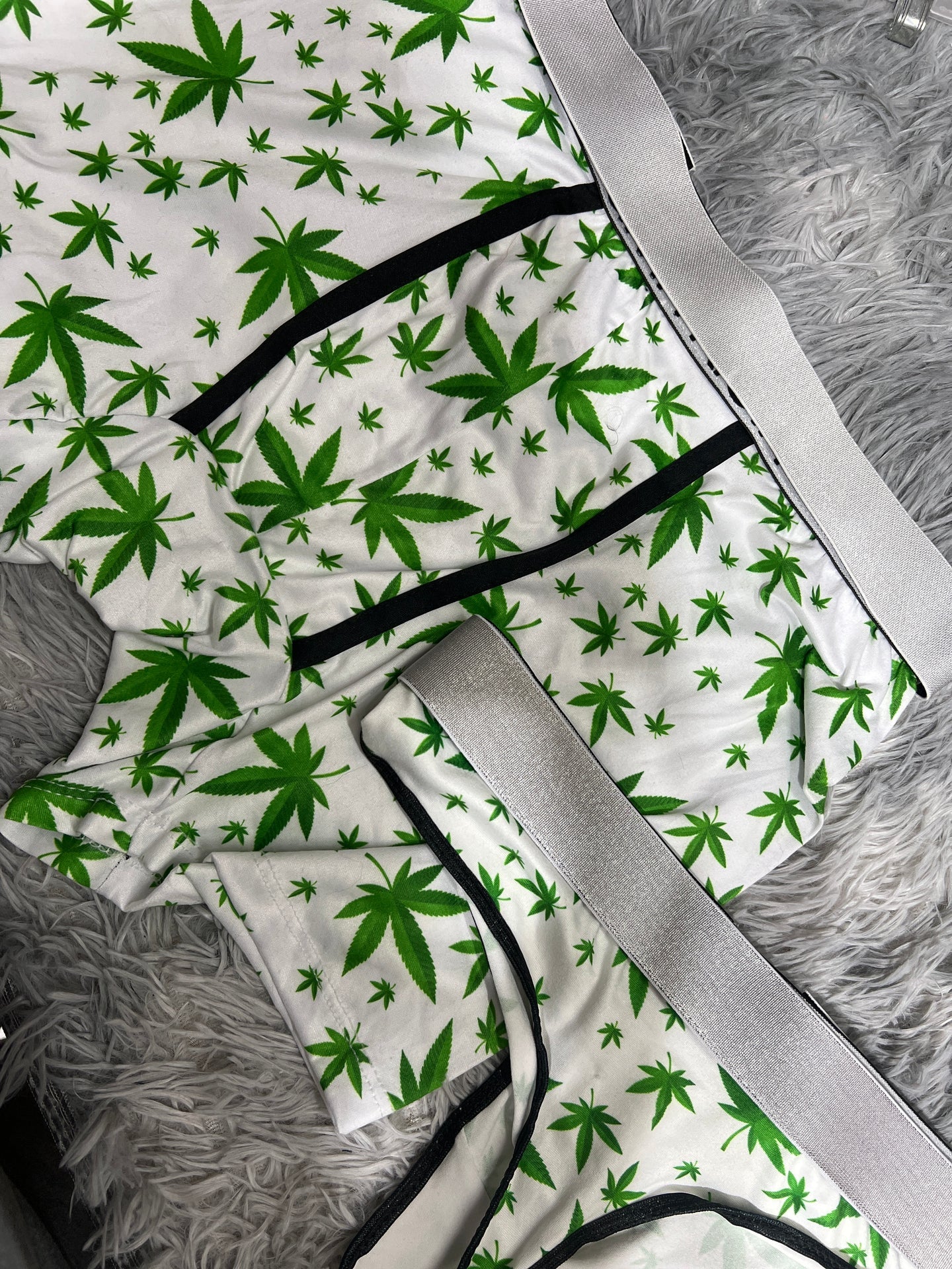 Marihuana fondo blanco duo con tanga XL