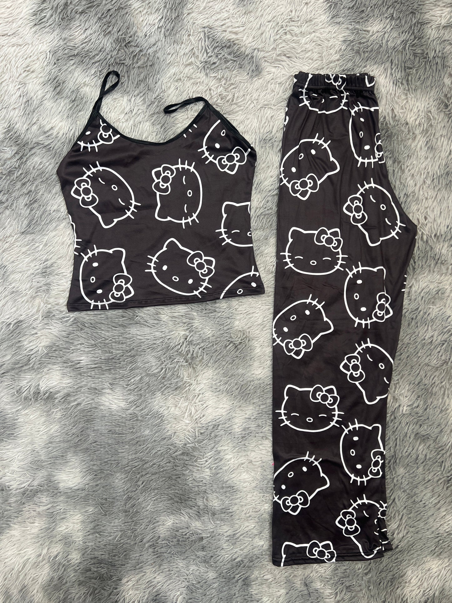 hello kitty fondo negro Blusa con pantalón pijama de dama