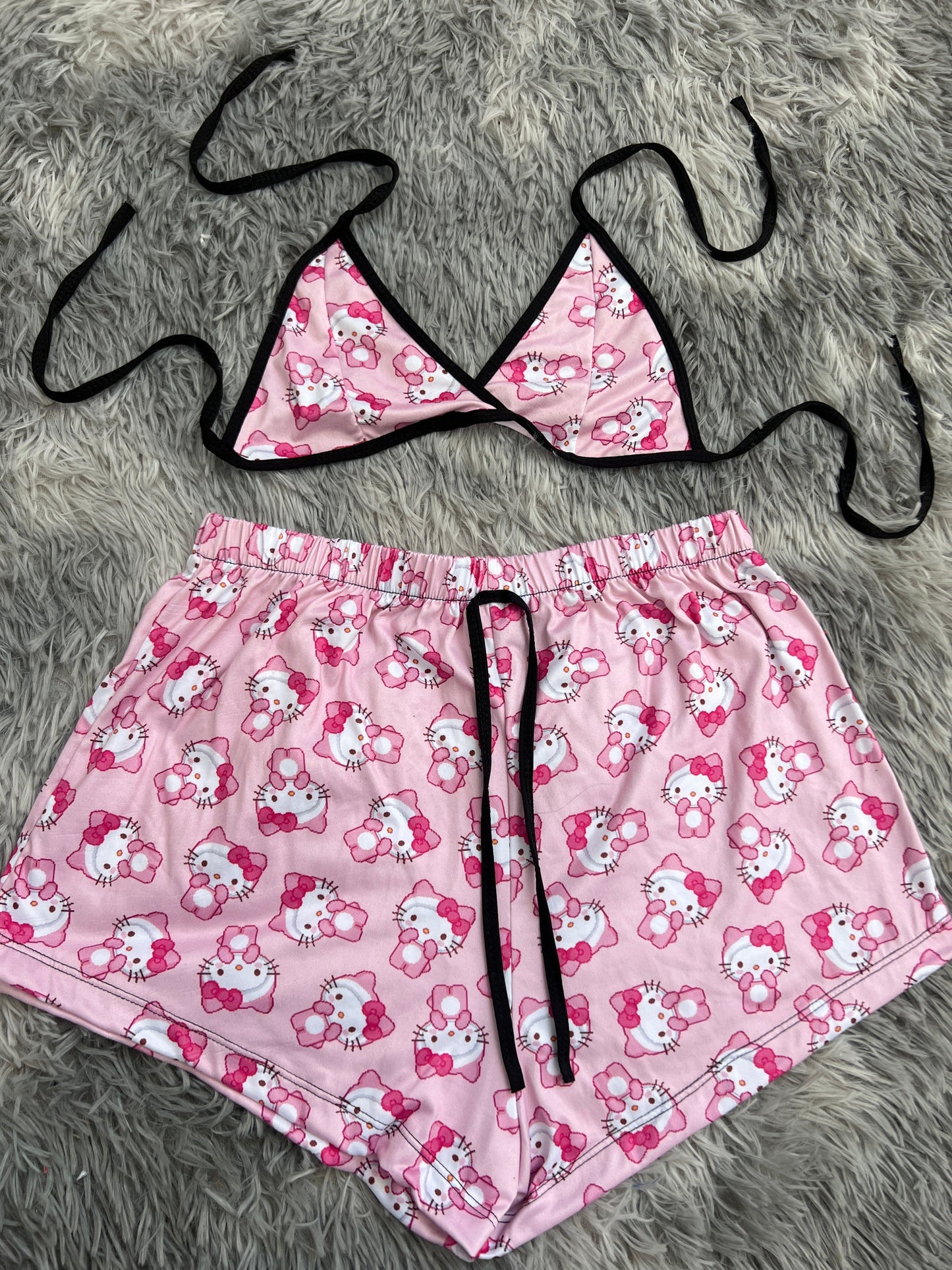 Kitty peluche fondo rosa top con short unitalla de brush