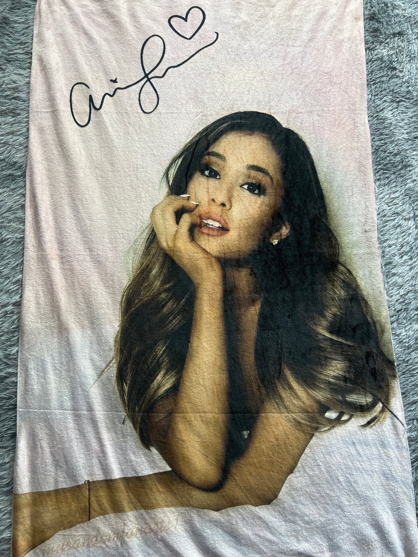 Frazada Ariana Grande fondo rosa