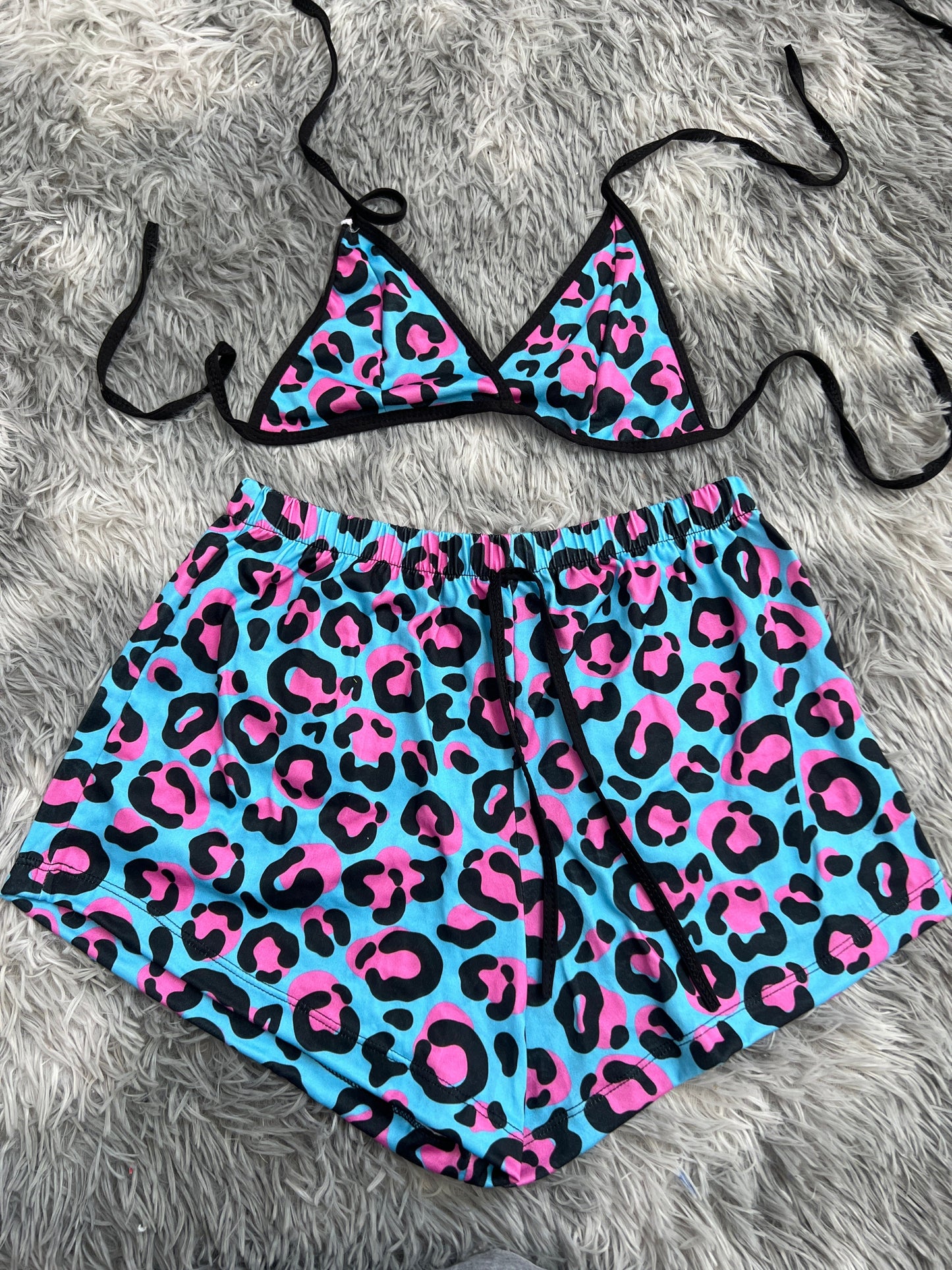 Animal print rosa y negro fondo azul top con short unitalla de brush