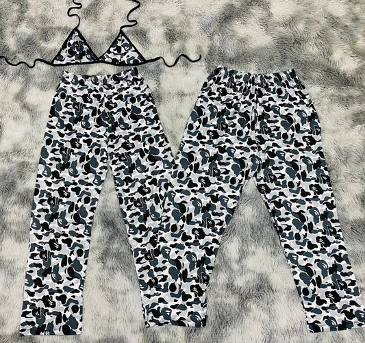Osito Camuflaje Gris Duo de pijama afelpada.