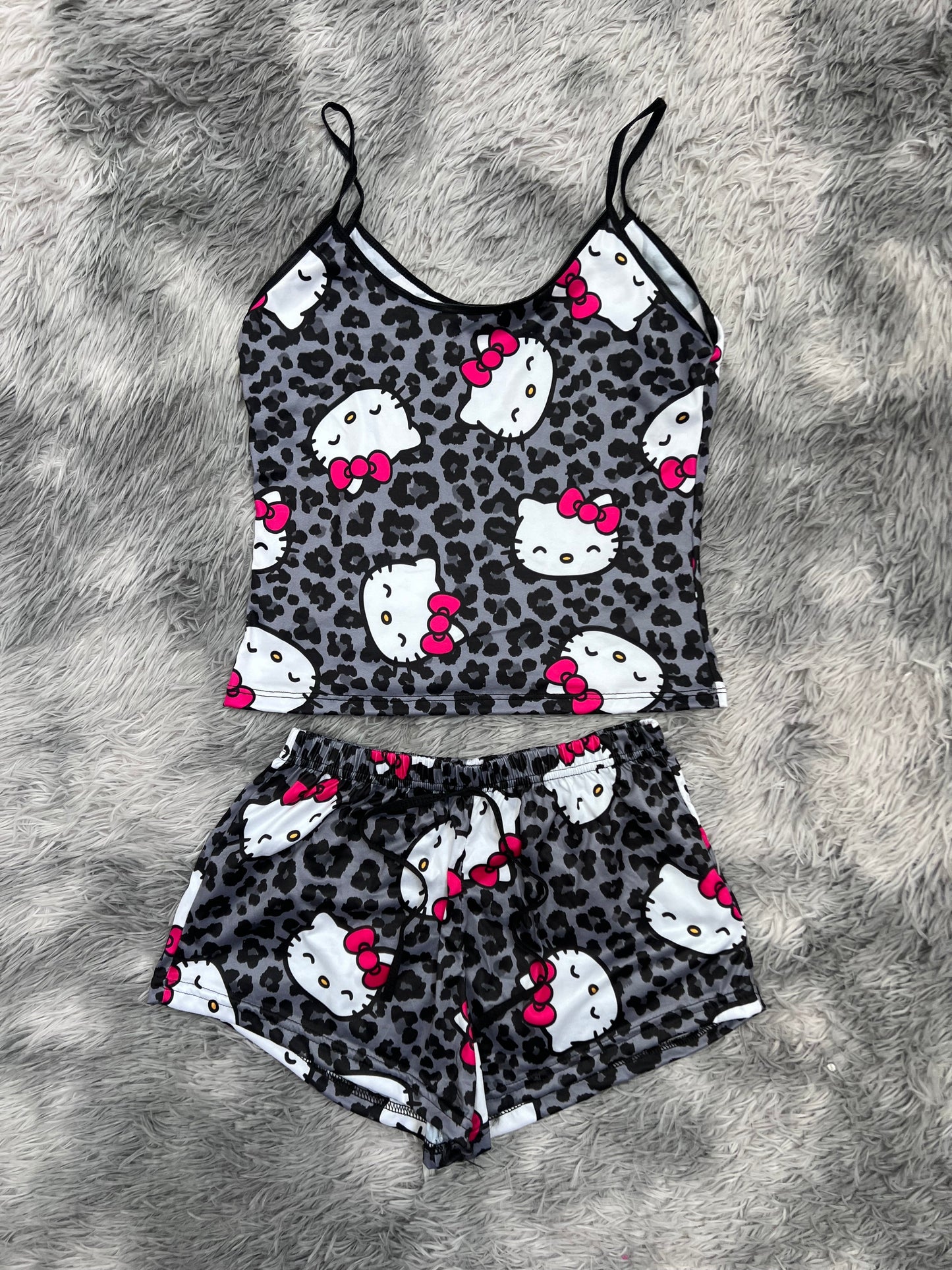 hello kitty animal print gris blusa con short