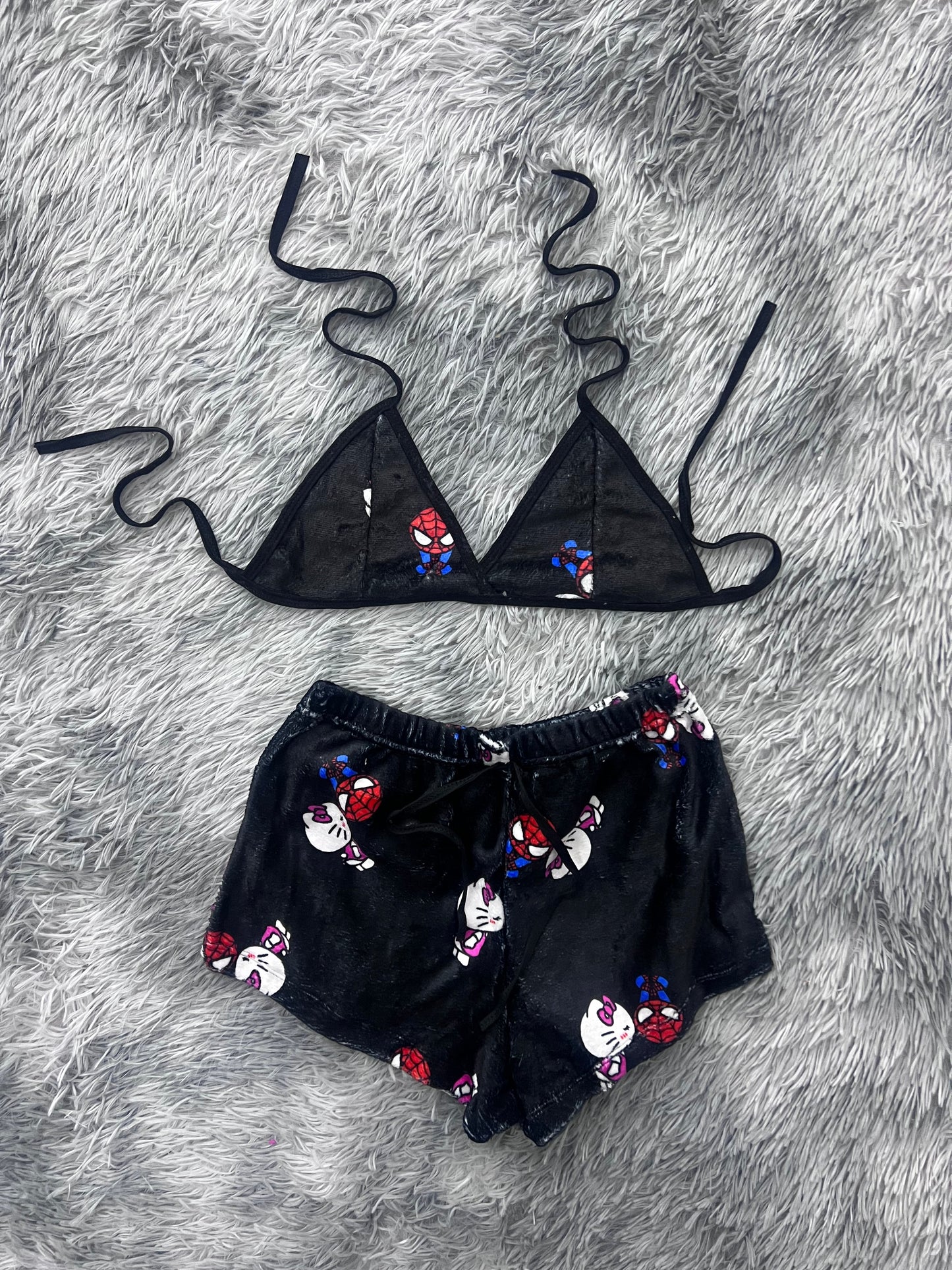 spider kitty beso fondo negro  top con short unitalla de afelpado