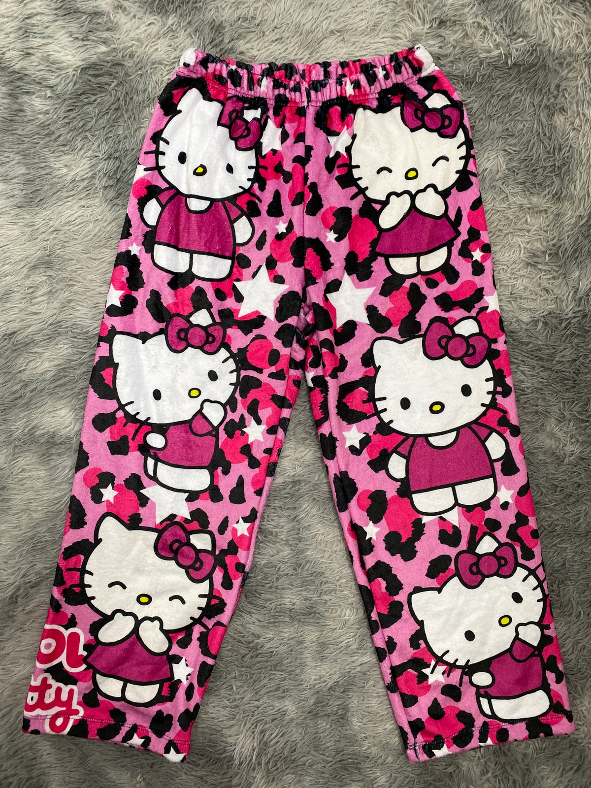 pijama de mujer pantalón afelpado de hello kitty estrellas animal print rosa