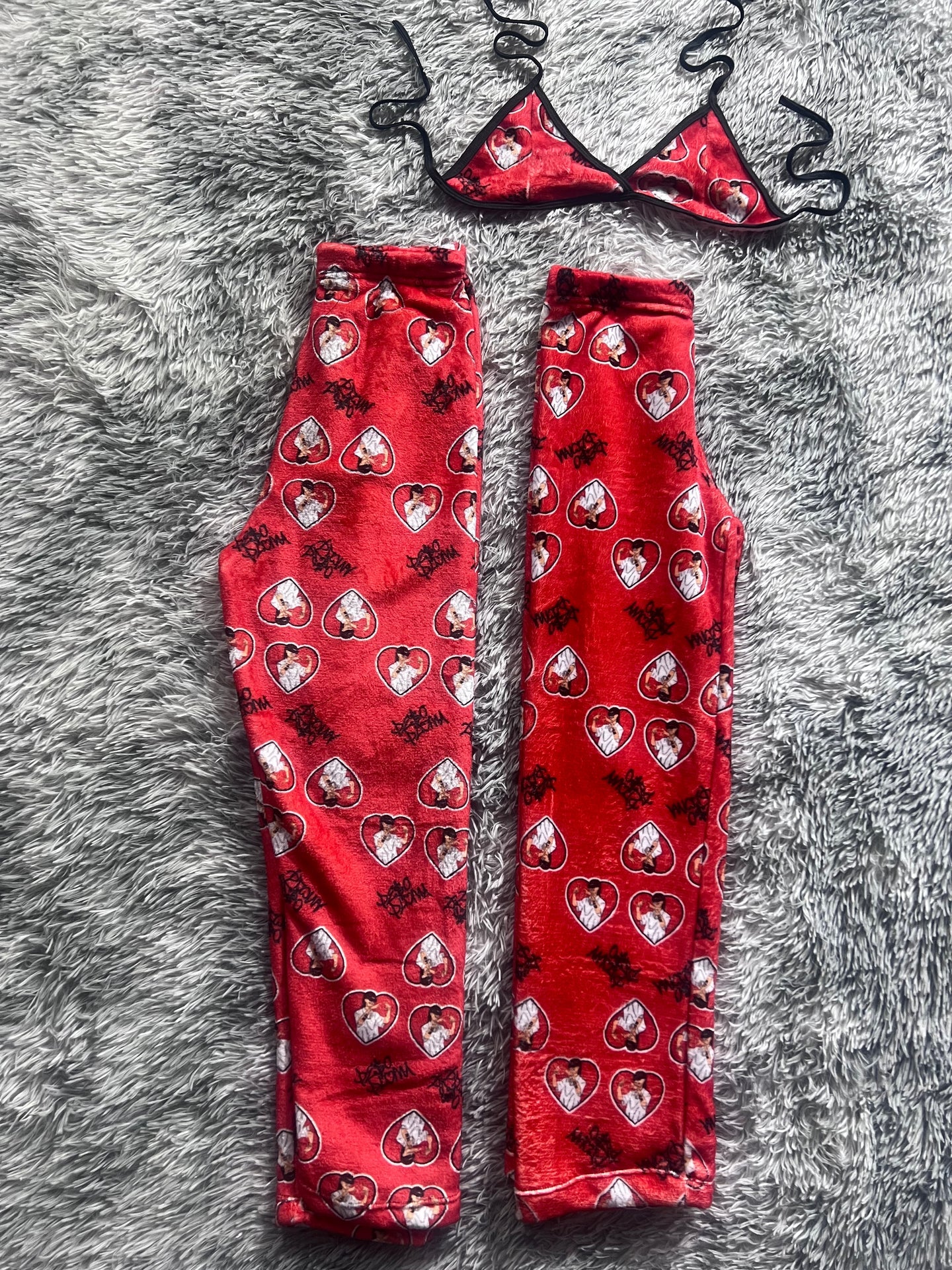 Peso Pluma corazón fondo rojo Duo de Pijama Afelpada