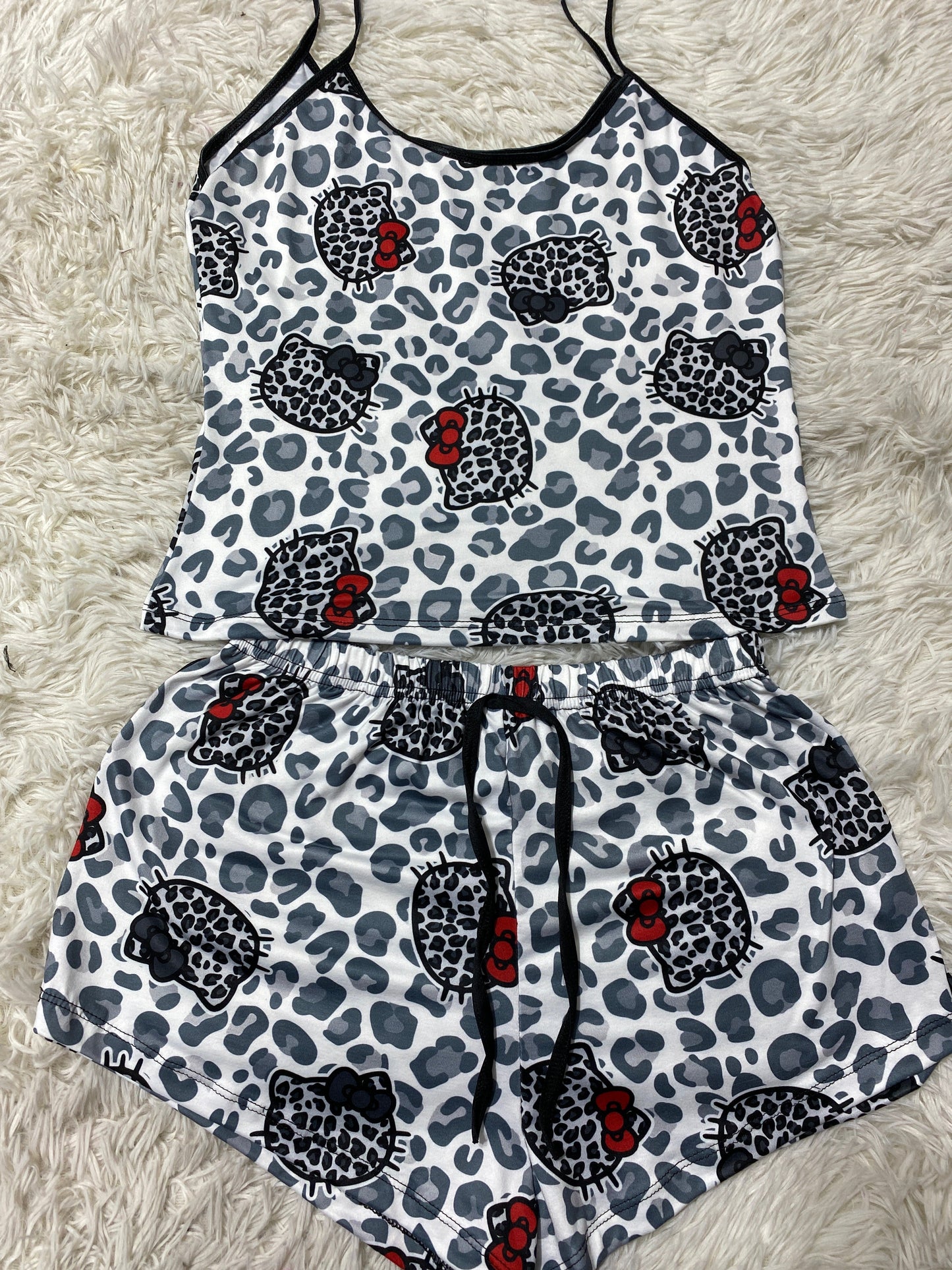 Hello kitty animal print gris blusa con short