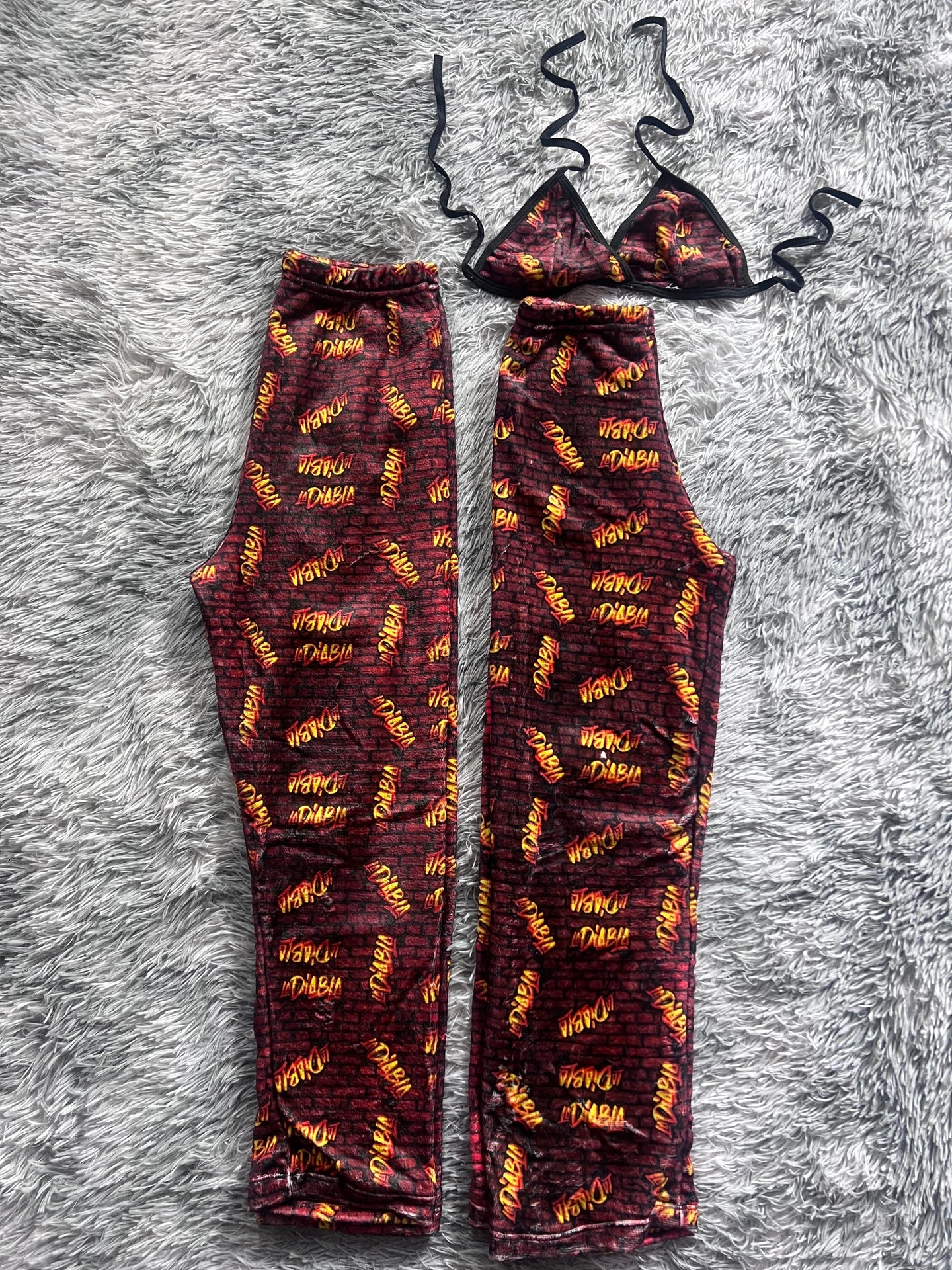 La diabla fondo rojo Duo de Pijama Afelpada