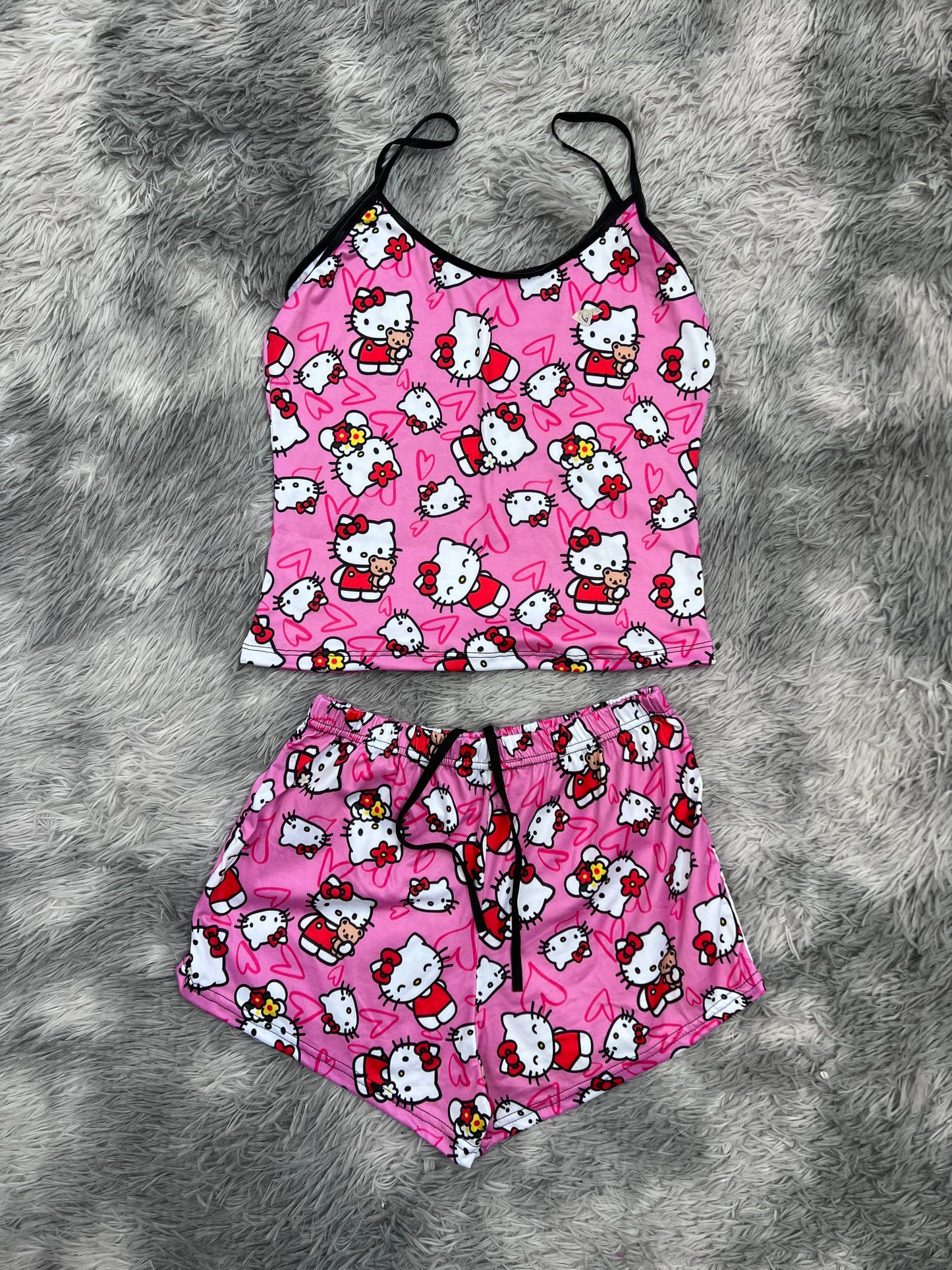 hello kitty con peluche fondo de corazones blusa con short
