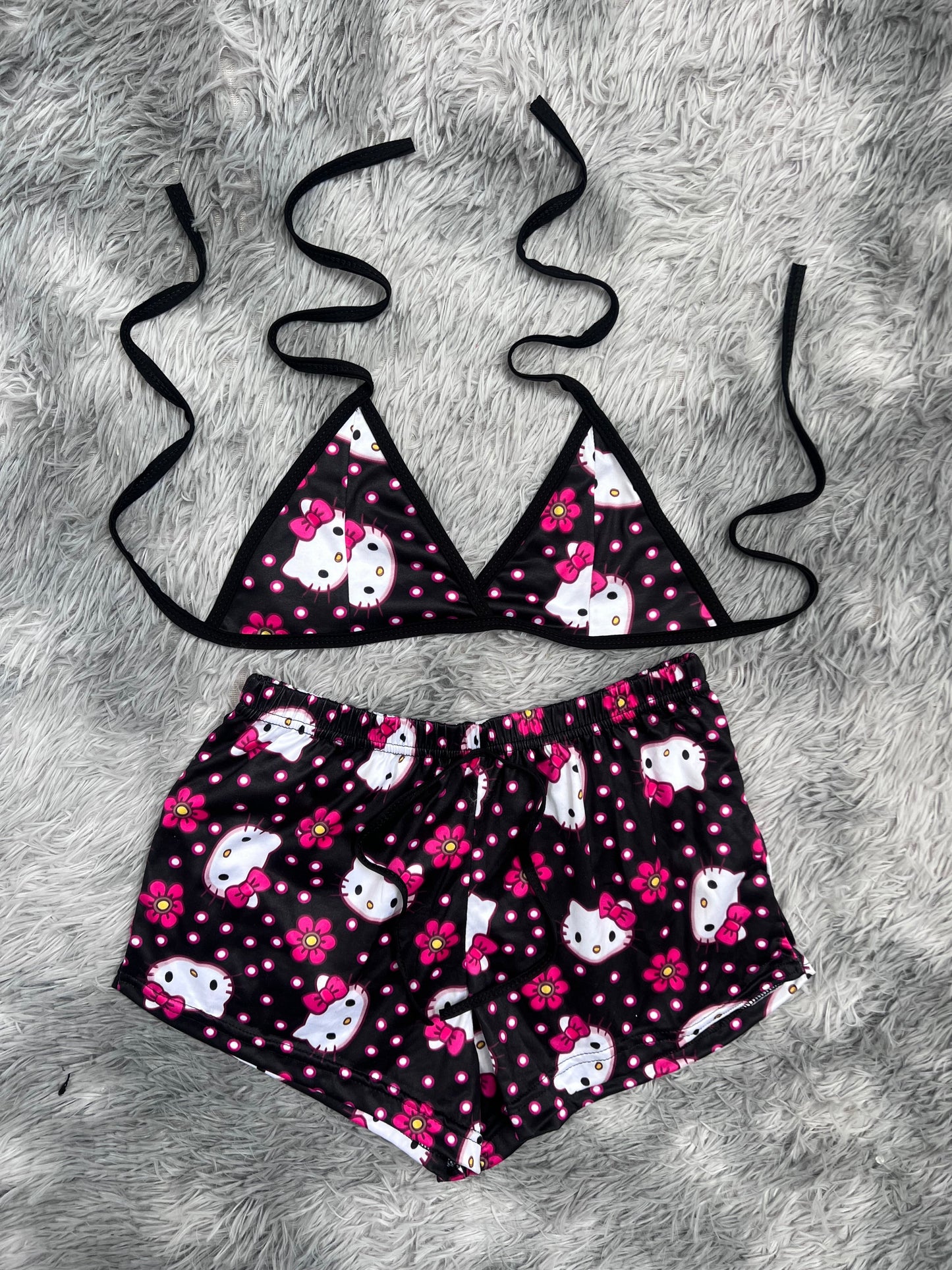 hello kitty puntos y flores fondo negro top con short unitalla de brush