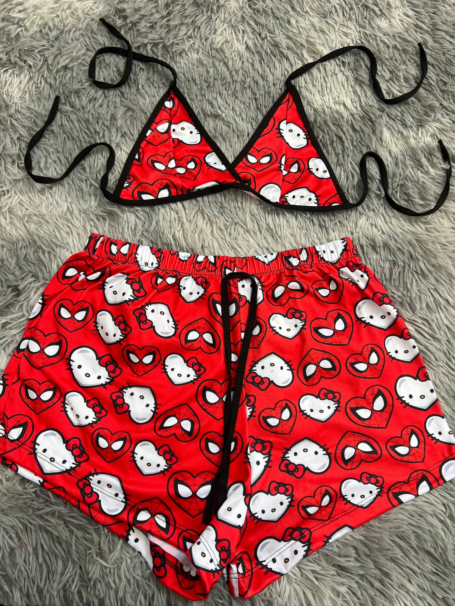 Spiderkitty corazón fondo rojo top con short unitalla de brush