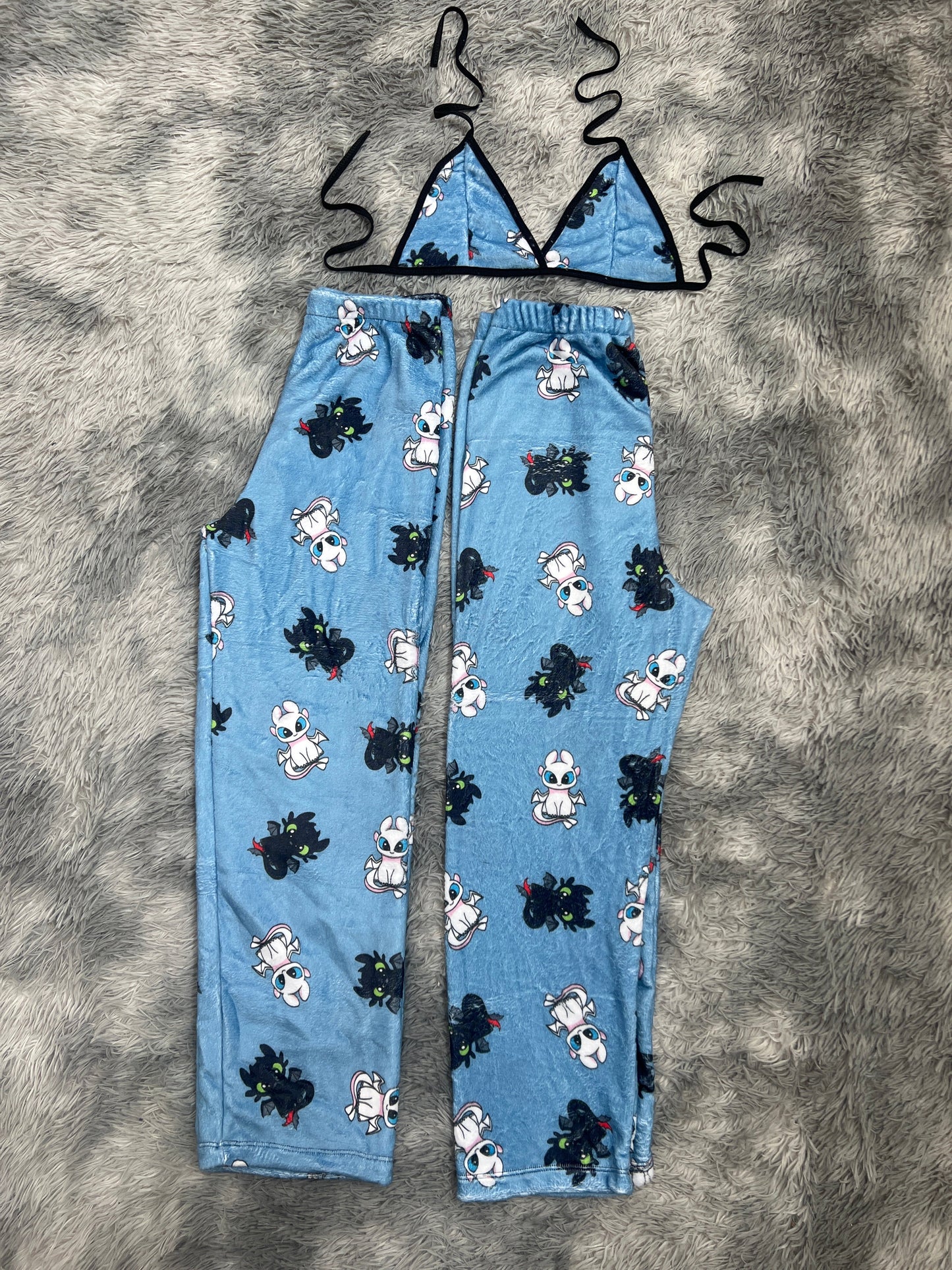 chimuelo y su novia fondo azul Duo de pijama afelpada.