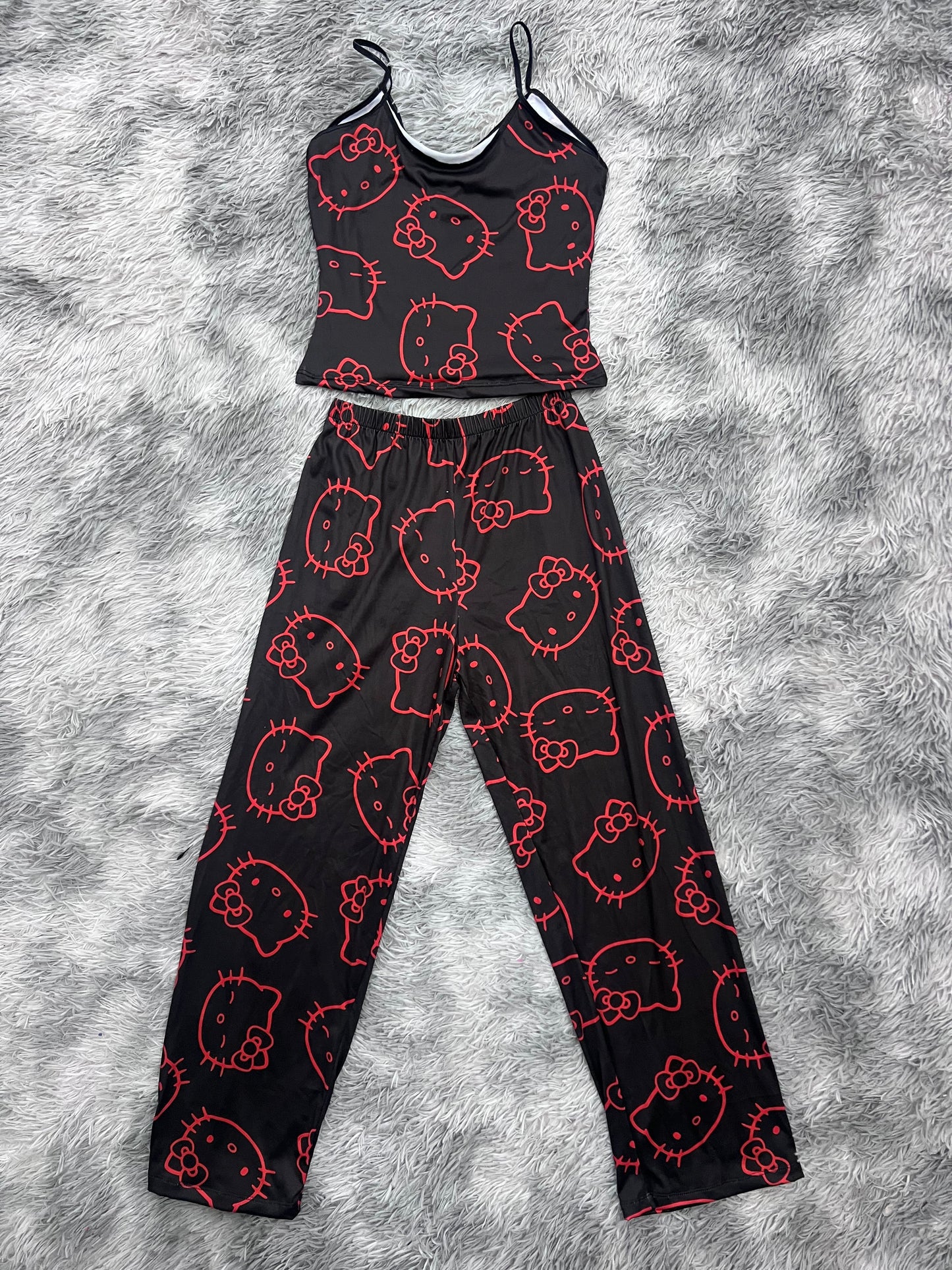 hello kitty rojo fondo negro blusa con pantalón pijama de dama
