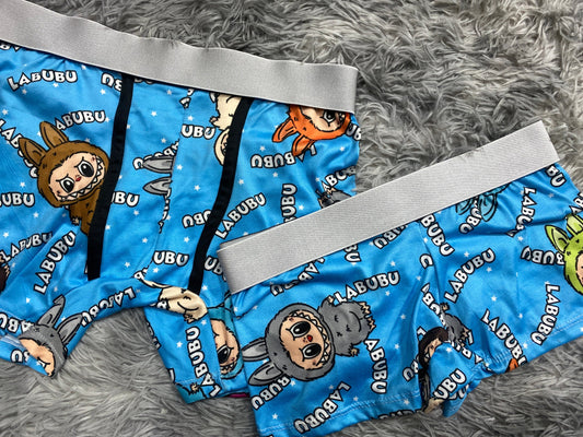 Labubu fondo azul duo con boxer
