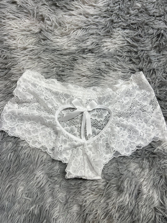 cachetero con corazón atrás blanco
