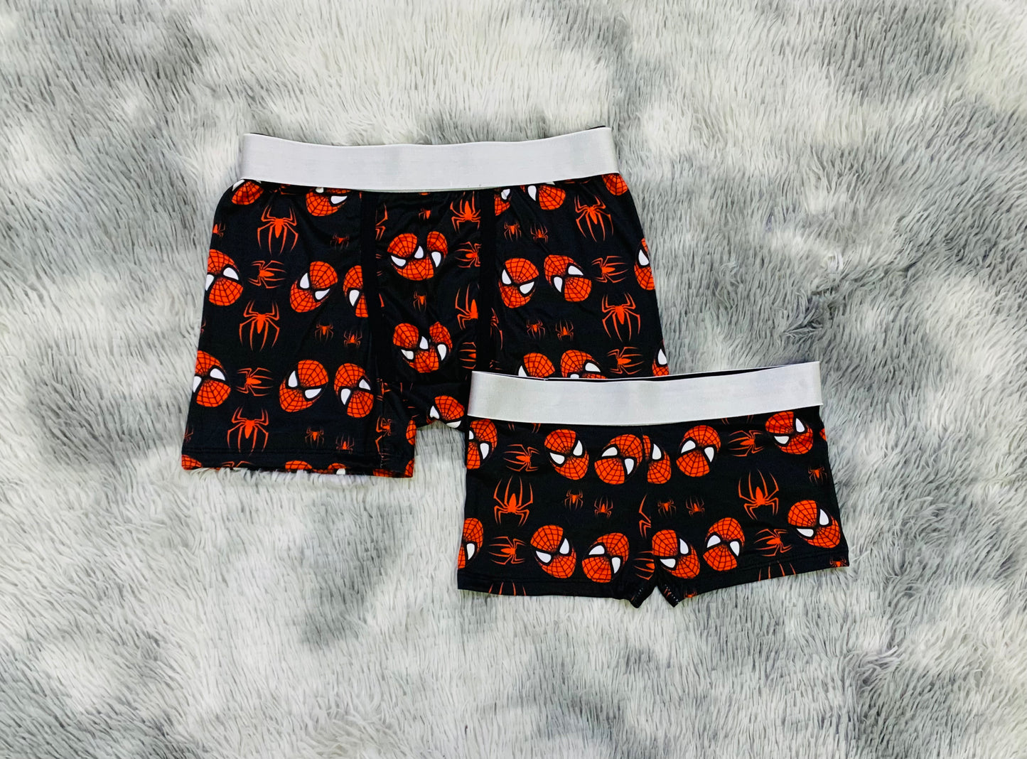 Spiderman caras y arañas fondo negro duo boxer