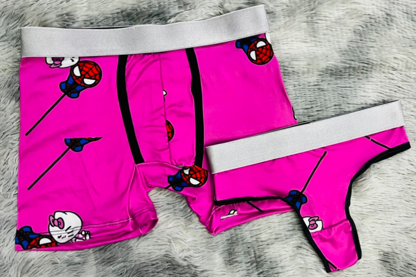 Kitty Besando a Spiderman Fondo Rosa duo tanga