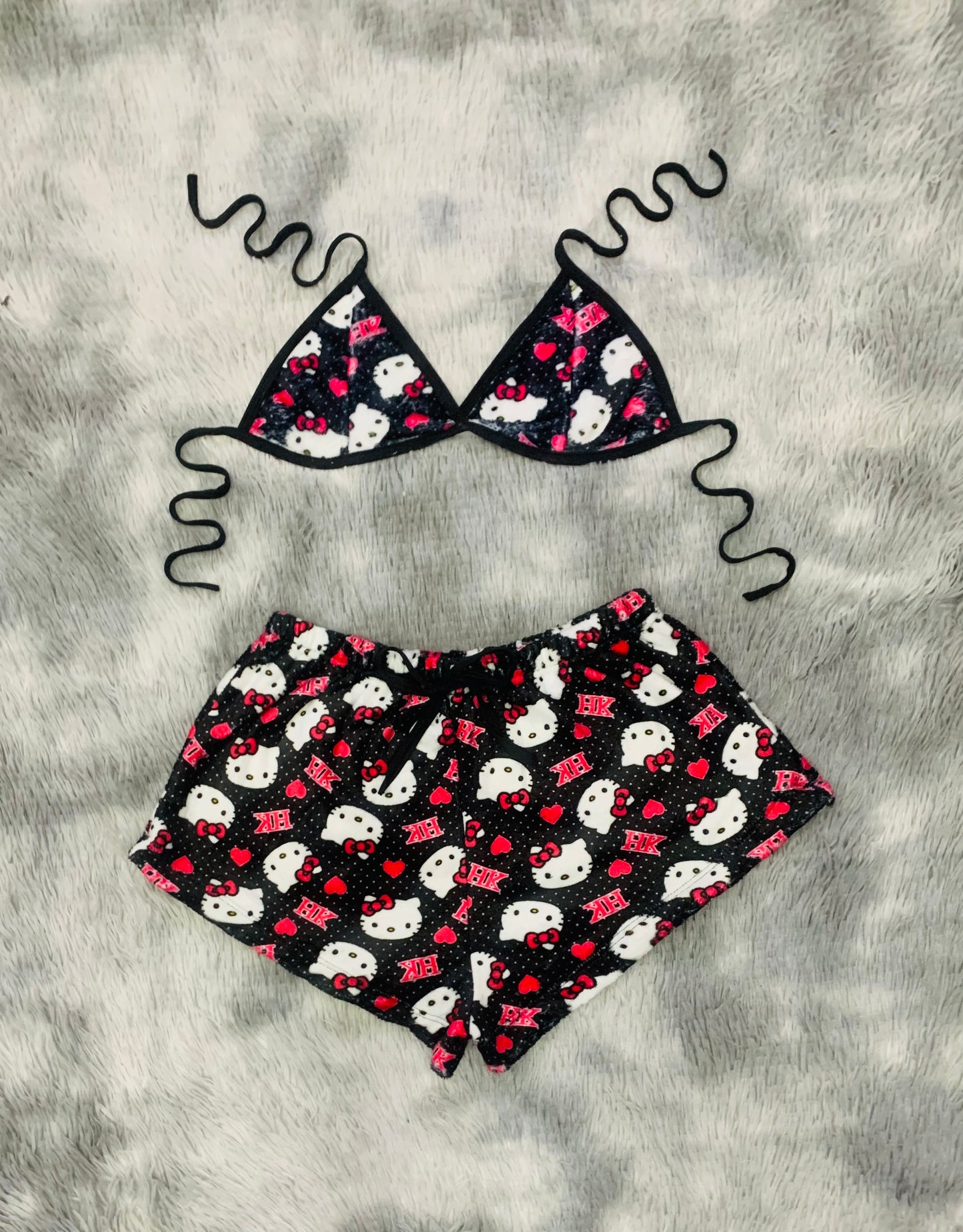 Short con top afelpado Hello Kitty Fondo Negro Puntitos