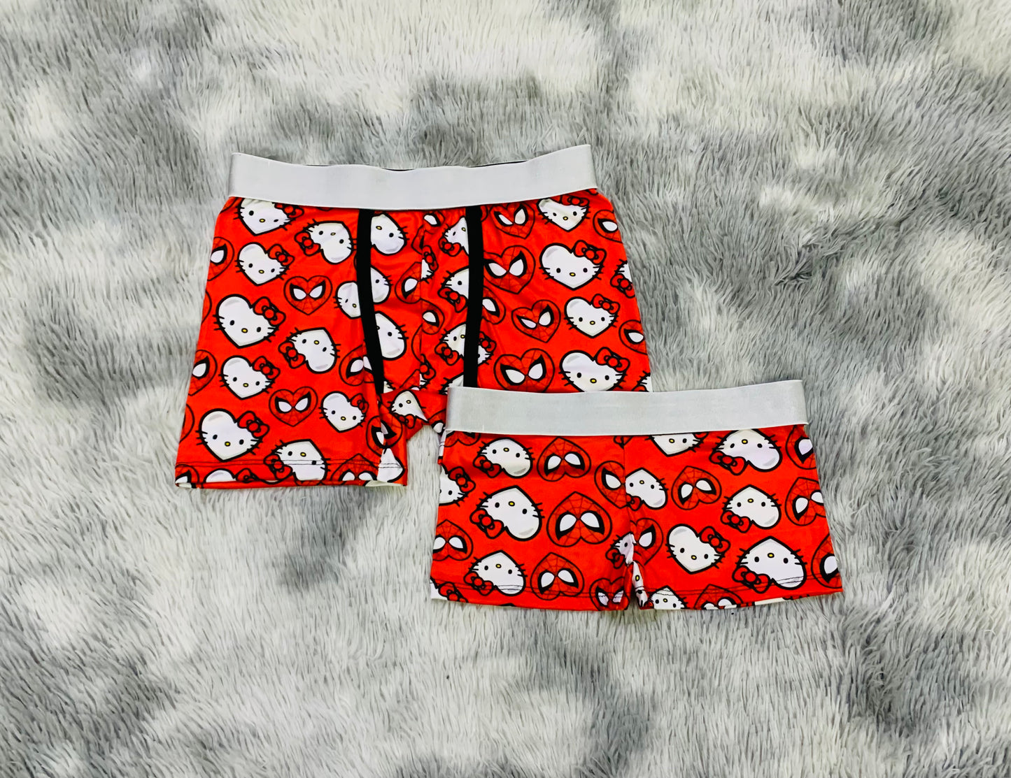 Hello Kitty con Spiderman corazones fondo rojo duo boxer
