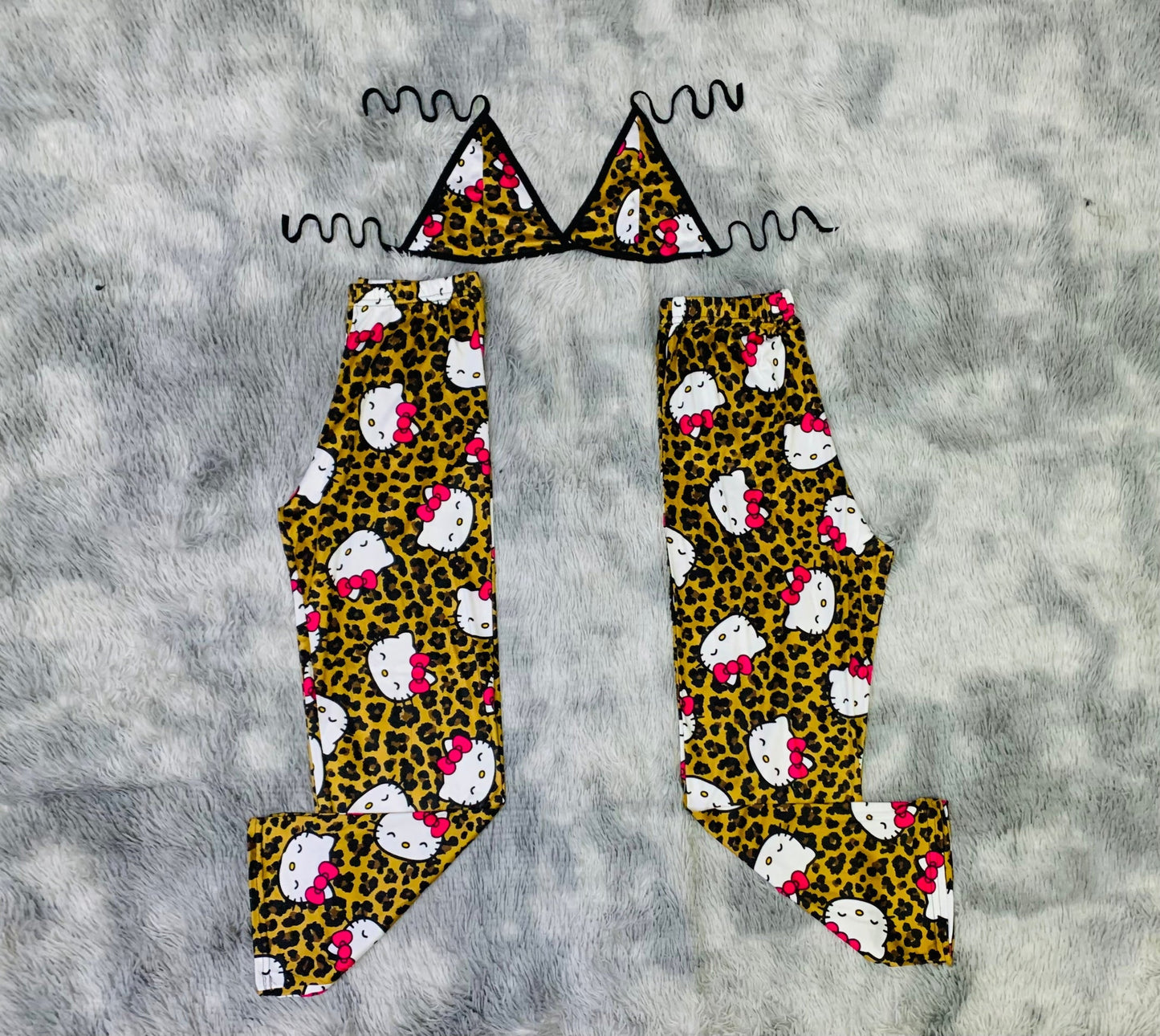 Hello Kitty animal print Duo de pijama afelpada.