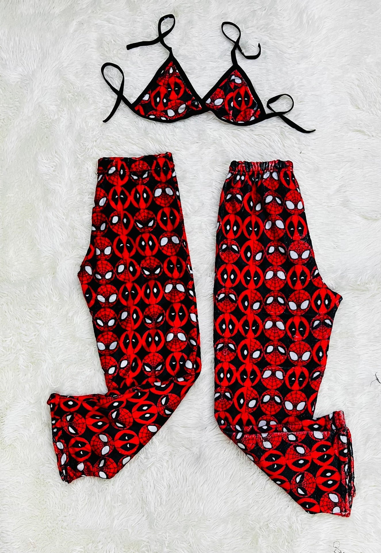 Peluche Deadpool Sin Color Duo de pijama afelpada.