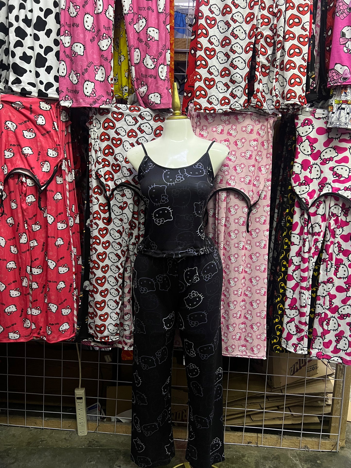 Contorno hello kitty fondo negro Pijama de dama con blusa y pantalón individual de dama