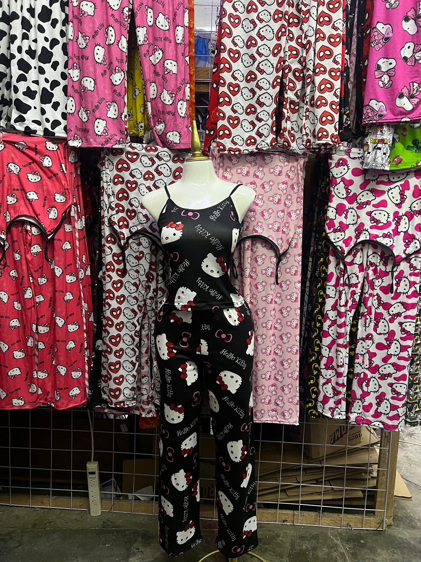 Hello kitty moño rosa fondo negro Pijama de dama con blusa y pantalón individual de dama