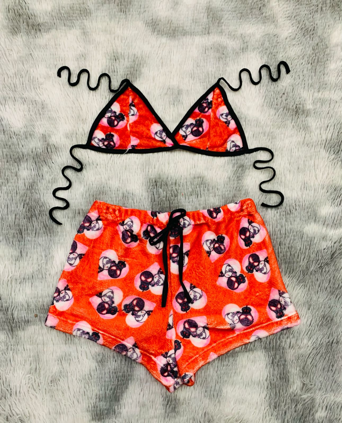 Short con top afelpado Spider y Kitty corazones fondo rojo