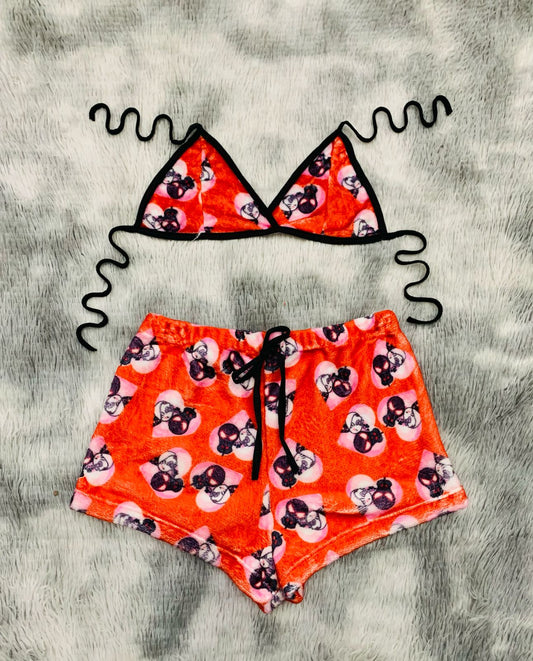 Short con top afelpado Spider y Kitty corazones fondo rojo
