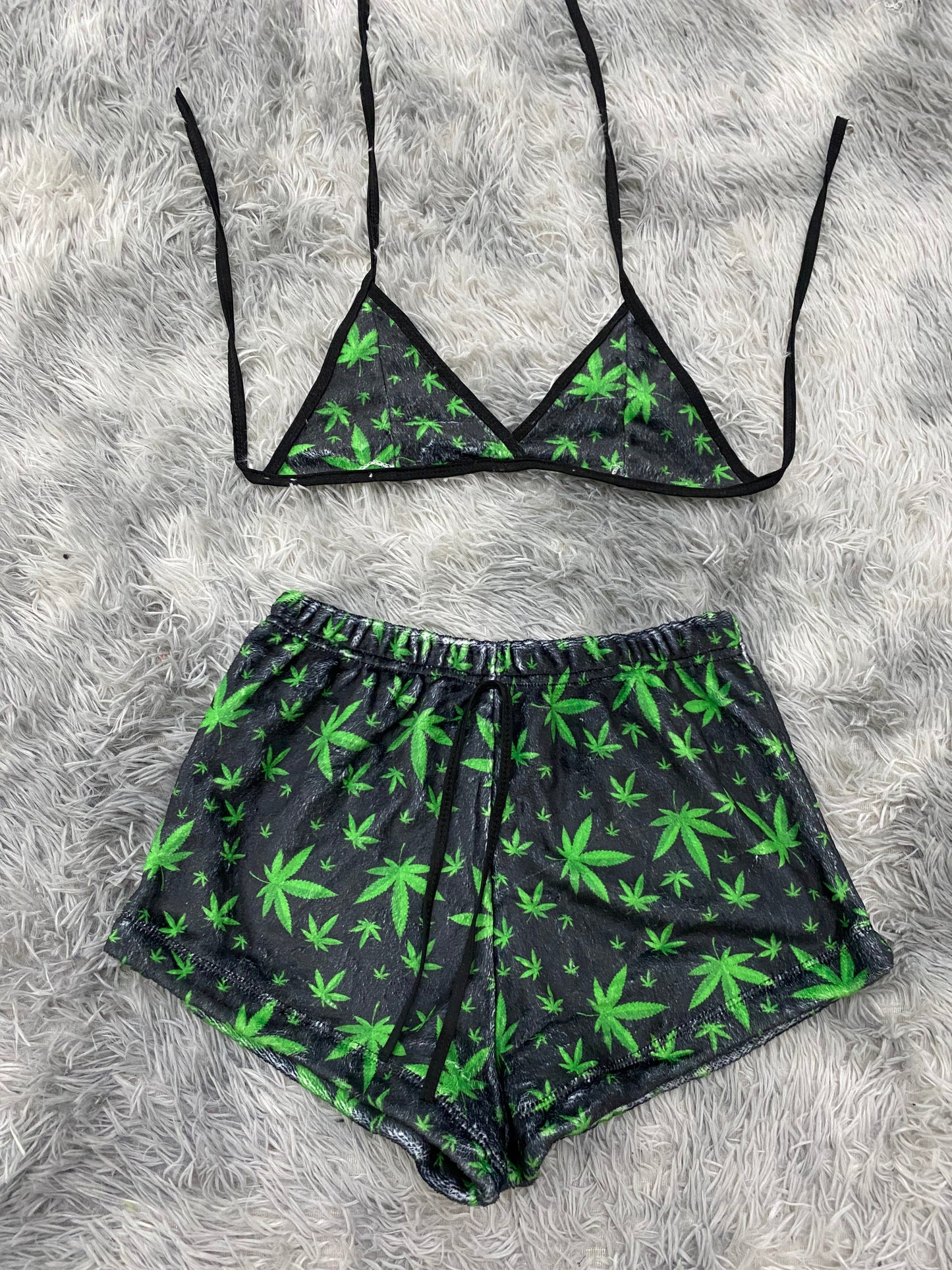 Hierba fondo negro top con short unitalla de afelpado