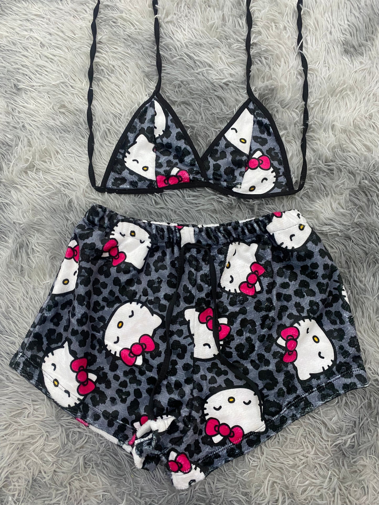 Hello kitty animal print gris top con short unitalla de afelpado