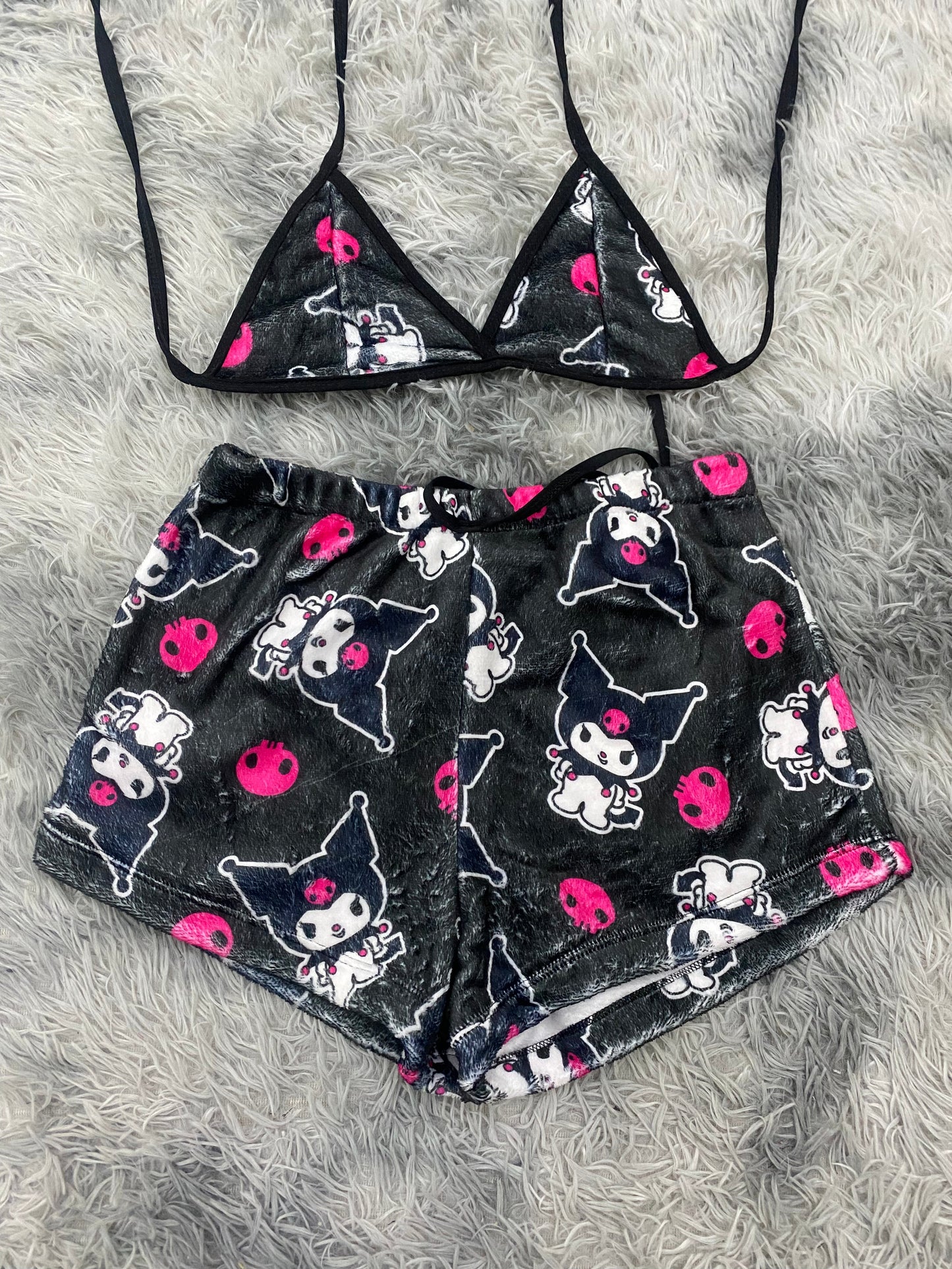 Kuromy con calaveras fondo negro top con short unitalla de afelpado