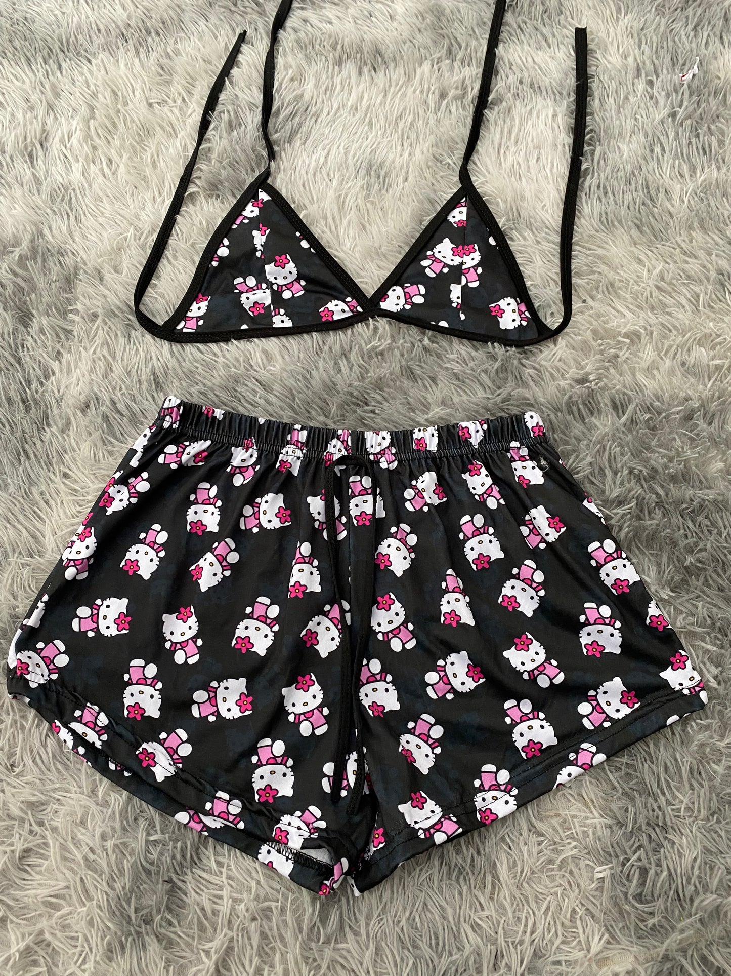 Hello kitty fondo negro y sombra Top Con Short Unitalla De Brush