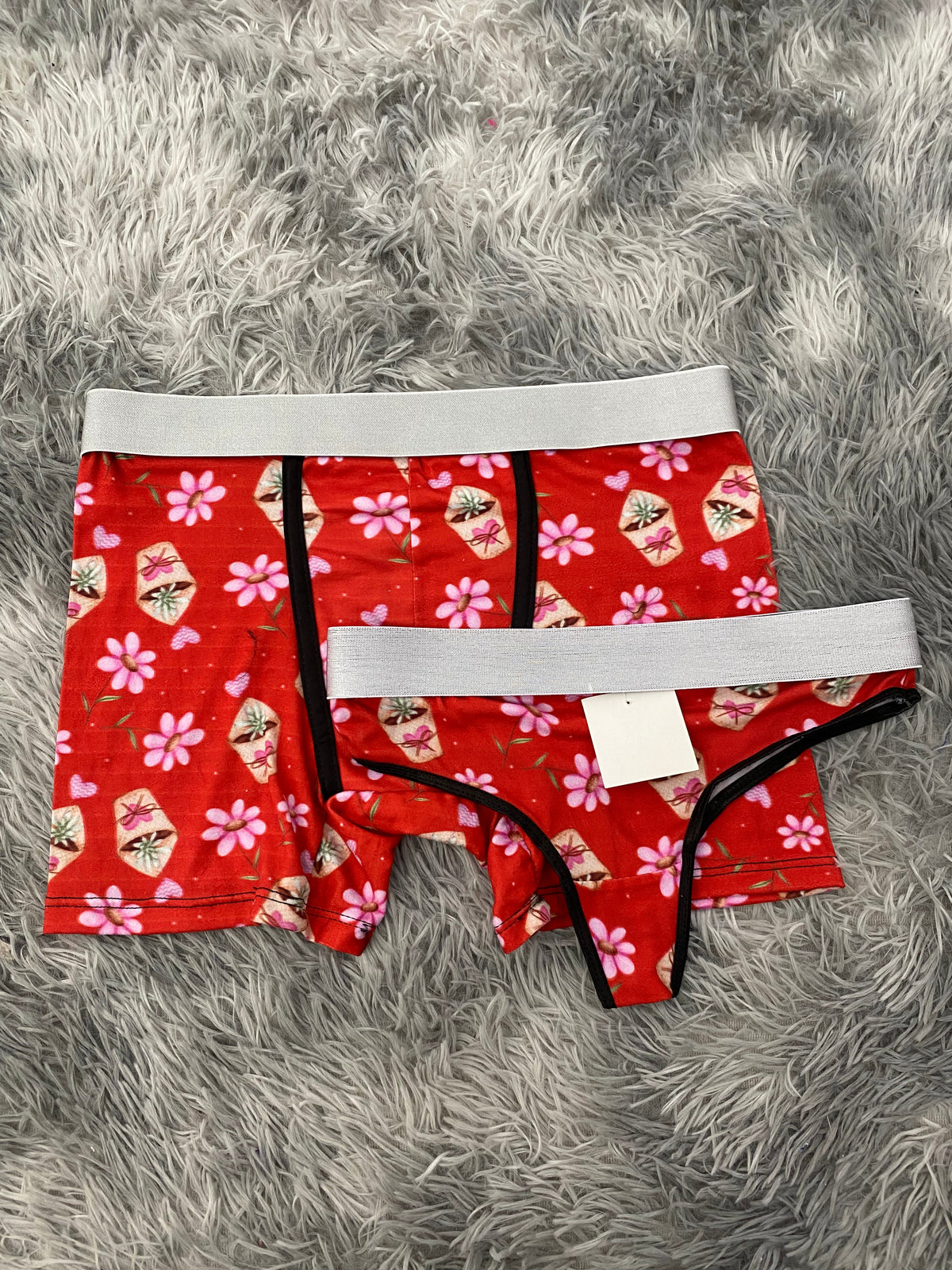 Flores y corazones fondo rojo Duo Unitalla Con Tanga