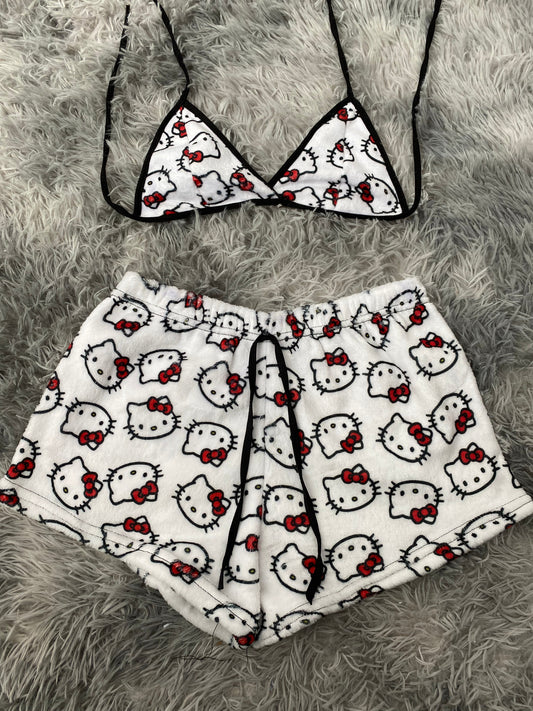 Hello kitty Caras fondo blanco top con short unitalla de afelpado